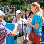 Unsere Promoterin verteilt Give-aways der Südwest Mail