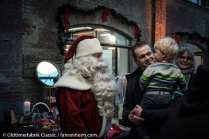 Unser Weihnachtsmann zu Besuch in der Oldtimer-Fabrik in Neu-Ulm