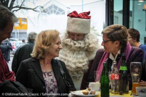 Unser Weihnachtsmann zu Besuch in der Oldtimer-Fabrik in Neu-Ulm