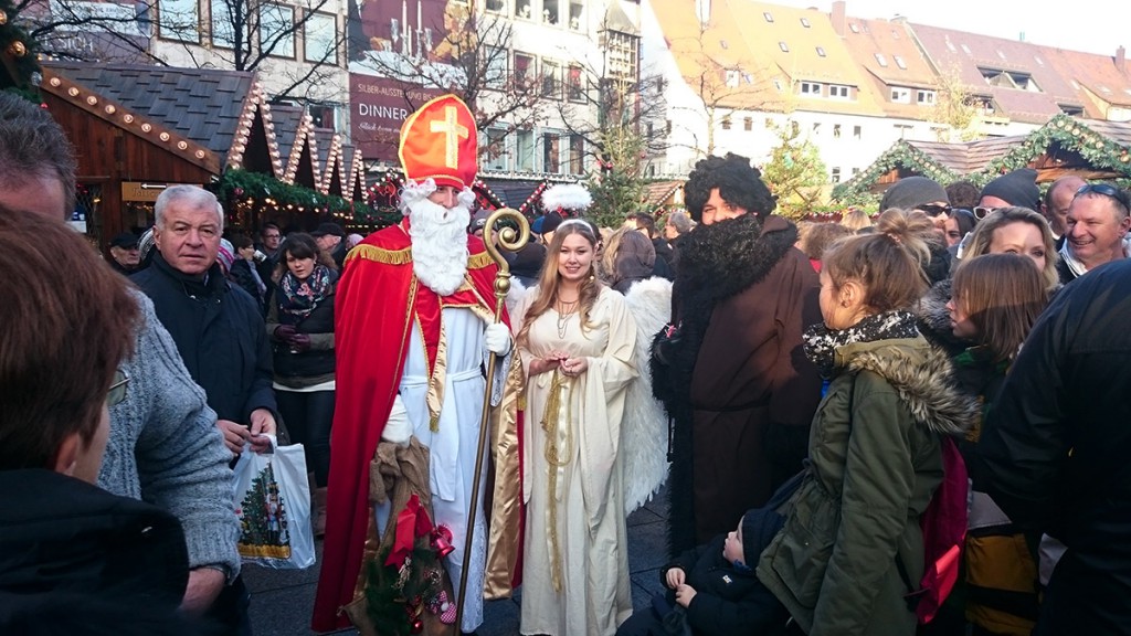 Nikolaus, Weihnachtsengel und Knecht Ruprecht auf dem Ulmer Weihnachtsmarkt 2015