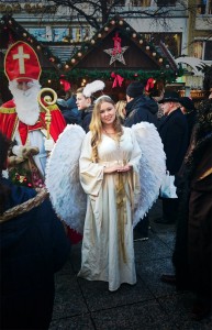 Nikolaus und Weihnachtsengel auf dem Ulmer Weihnachtsmarkt 2015