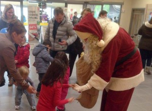 Unser Weihnachtsmann überreicht kleine Geschenke