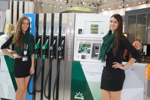 Messehostessen am Stand der ‎Petrotec‬ Group während der UNITI expo 2016 in Stuttgart