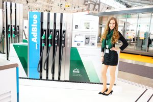 Messehostess am Stand der ‎Petrotec‬ Group während der UNITI expo 2016 in Stuttgart