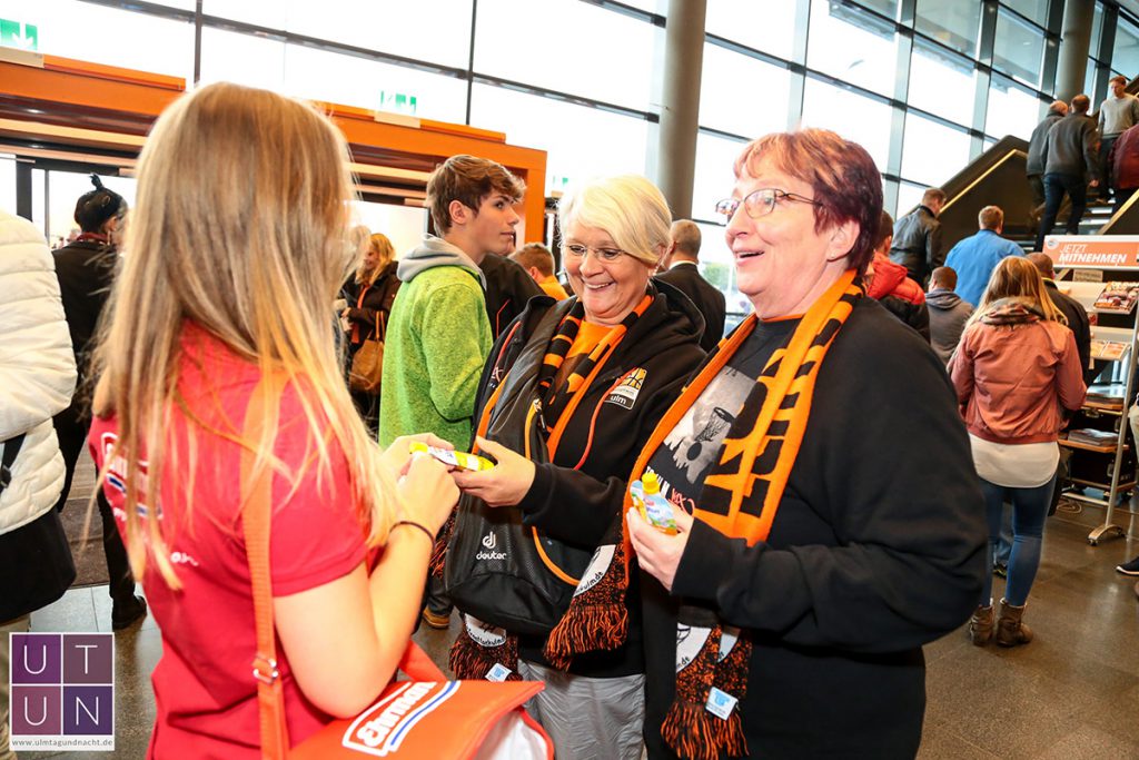 Wild Emotion Events Promoterinnen verteilen Fruchtjoghurts von Ehrmann in der Ratiopharm Arena