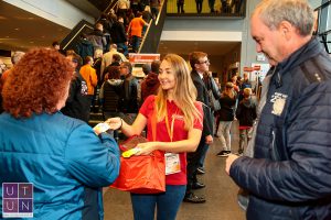 Wild Emotion Events Promoterinnen verteilen Fruchtjoghurts von Ehrmann in der Ratiopharm Arena