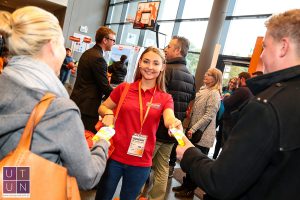 Wild Emotion Events Promoterinnen verteilen Fruchtjoghurts von Ehrmann in der Ratiopharm Arena