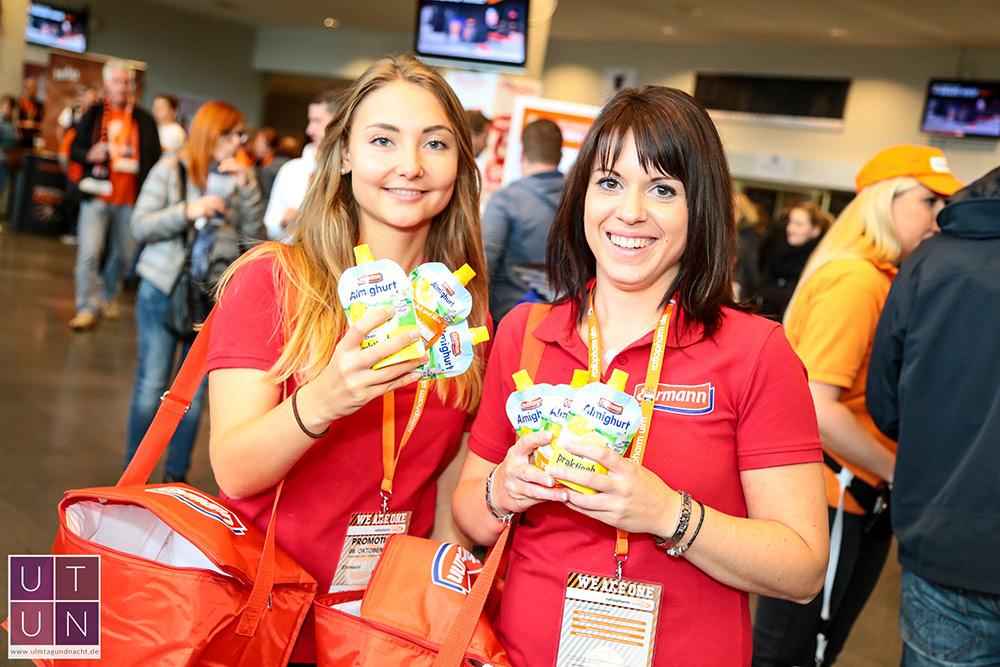 Wild Emotion Events Promoterinnen verteilen Fruchtjoghurts von Ehrmann in der Ratiopharm Arena