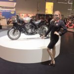 Unsere Hostess präsentiert ein Motorrad-Modell von Horex auf der Intermot-Messe in Köln 2016