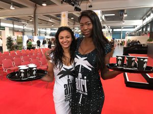 Promotion für afri cola durch unsere Messehostessen Amanda und Sima auf der FachGastroSüd 2017 in Ulm