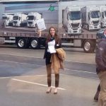 VIP-Hostess an der Rennstrecke beim 100-jährigen Jubiläum der Magirus-LKW-Sparte