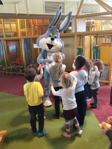 Osterhase im Einrichtungshaus Inhofer in Senden