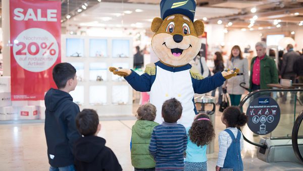 Der Glacino Bär ist das neue Maskottchen der Glacis Galerie (Foto: Peter Neher, picslocation.de)