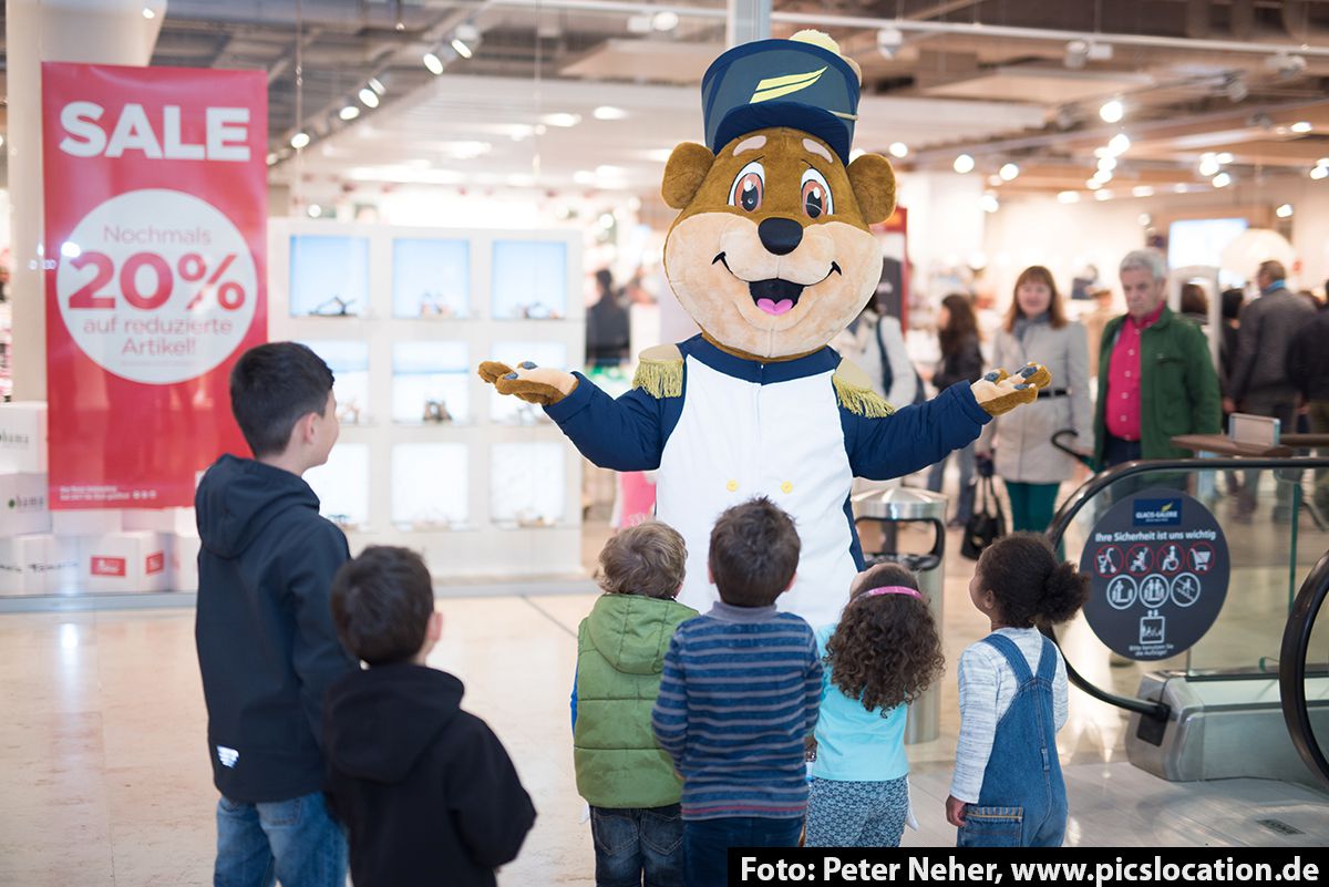 Der Glacino Bär ist das neue Maskottchen der Glacis Galerie (Foto: Peter Neher, picslocation.de)