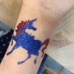 Glitzer-Tattoo beim Kinderschminken in der Glacis Galerie